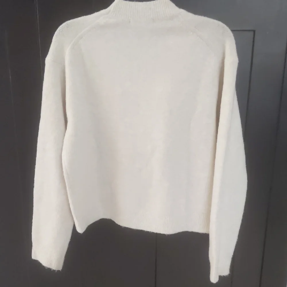 UNIQLO Cream Button-Up V-Neck Cardigan with Patch Pockets